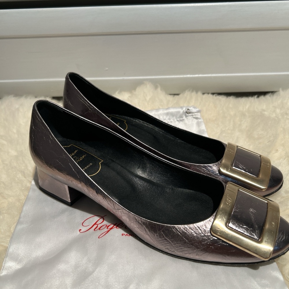 NEW Roger Vivier Buckle Pumps (size 38)